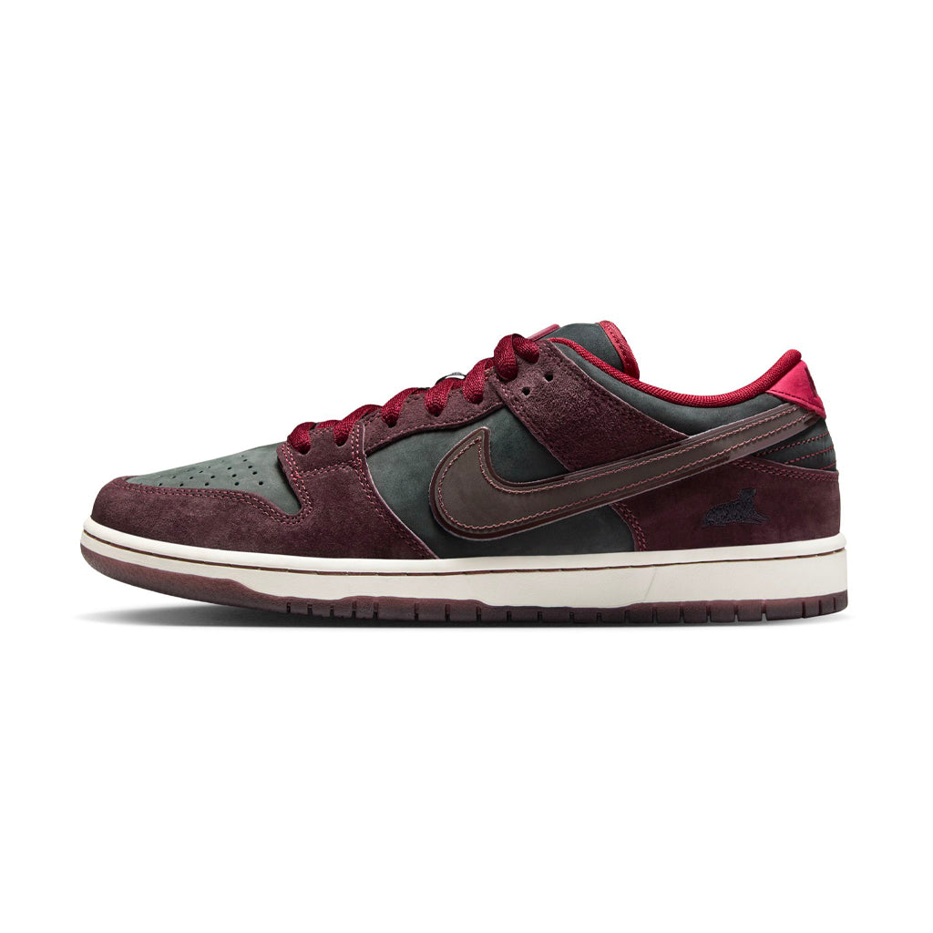 Nike SB x Riot Skateshop - Dunk Low - mahogany/dark beetroot