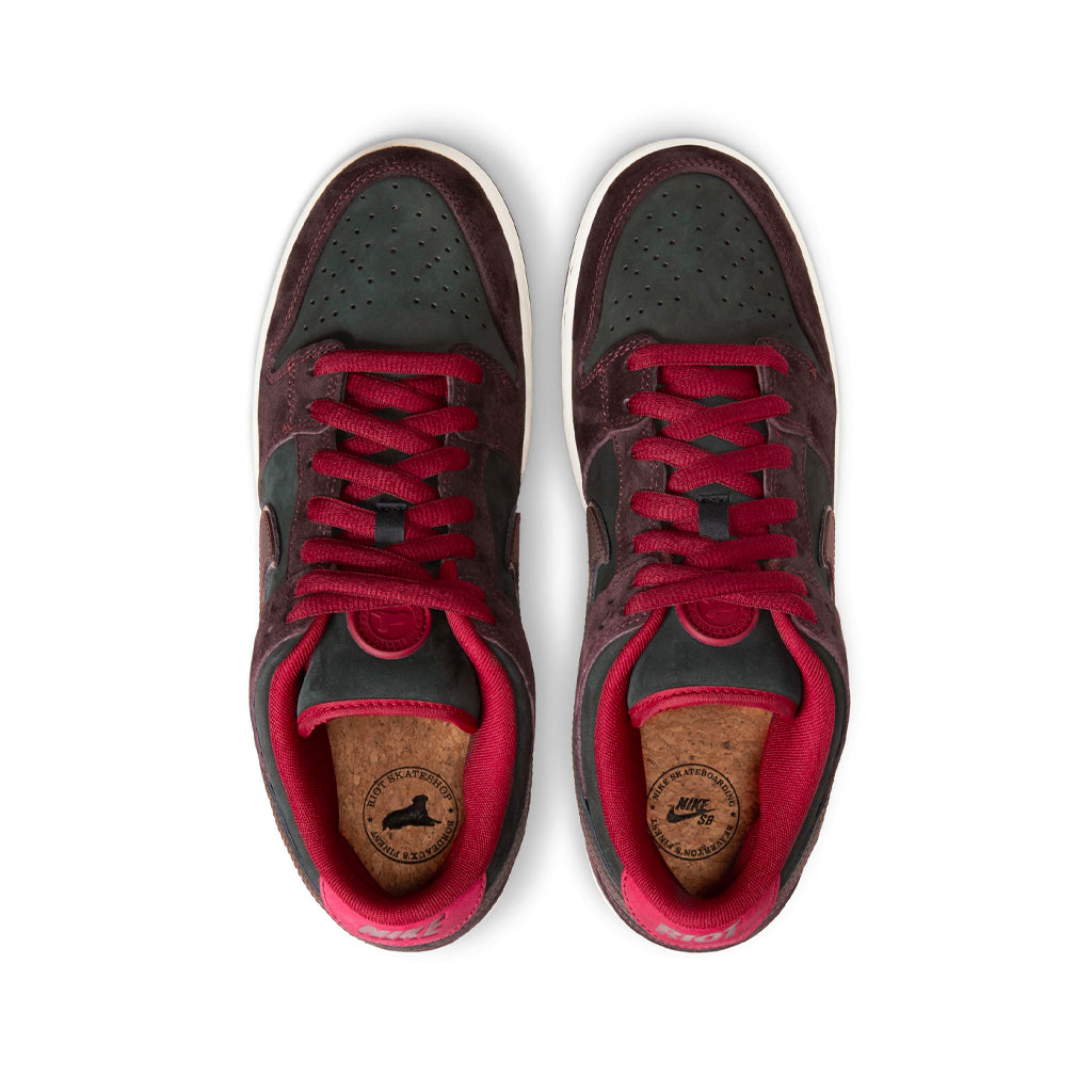 Nike SB x Riot Skateshop - Dunk Low - mahogany/dark beetroot