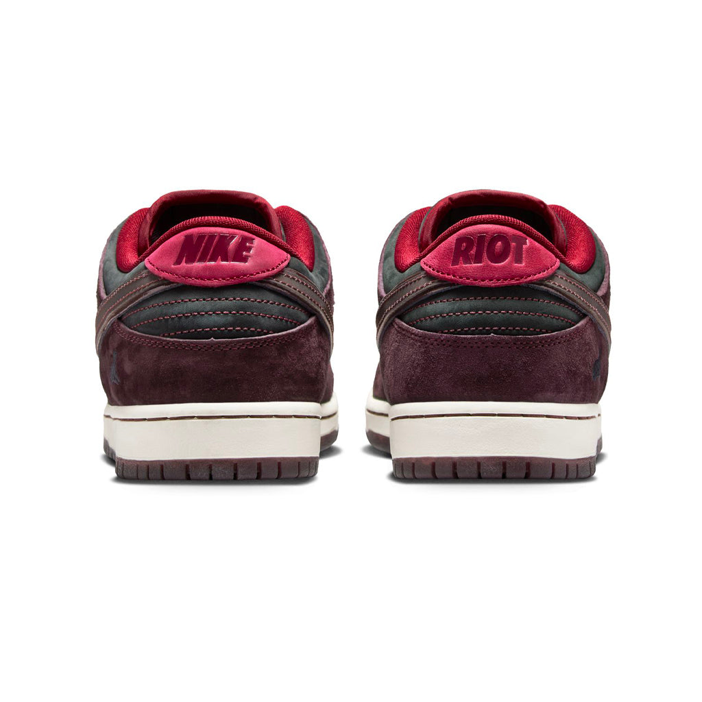 Nike SB x Riot Skateshop - Dunk Low - mahogany/dark beetroot