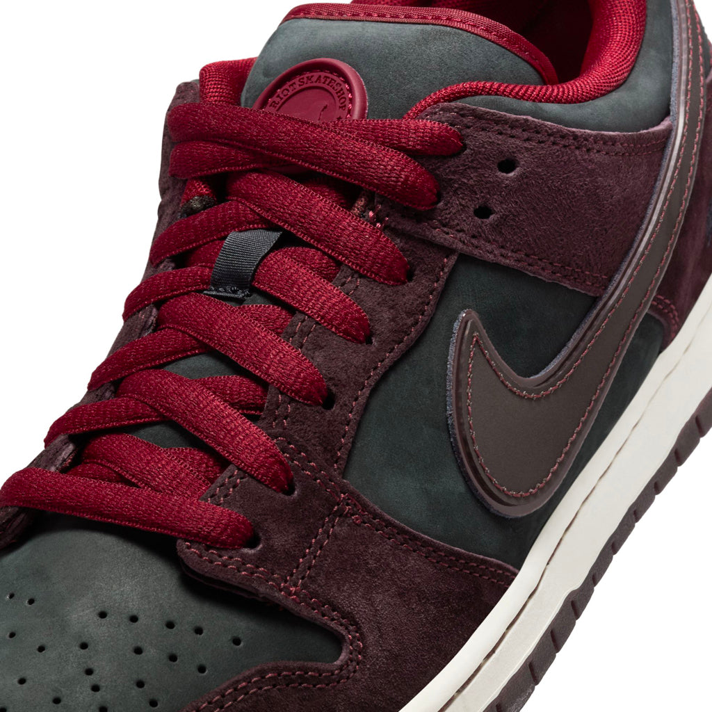 Nike SB x Riot Skateshop - Dunk Low - mahogany/dark beetroot