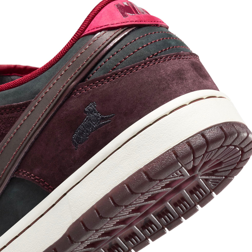 Nike SB x Riot Skateshop - Dunk Low - mahogany/dark beetroot