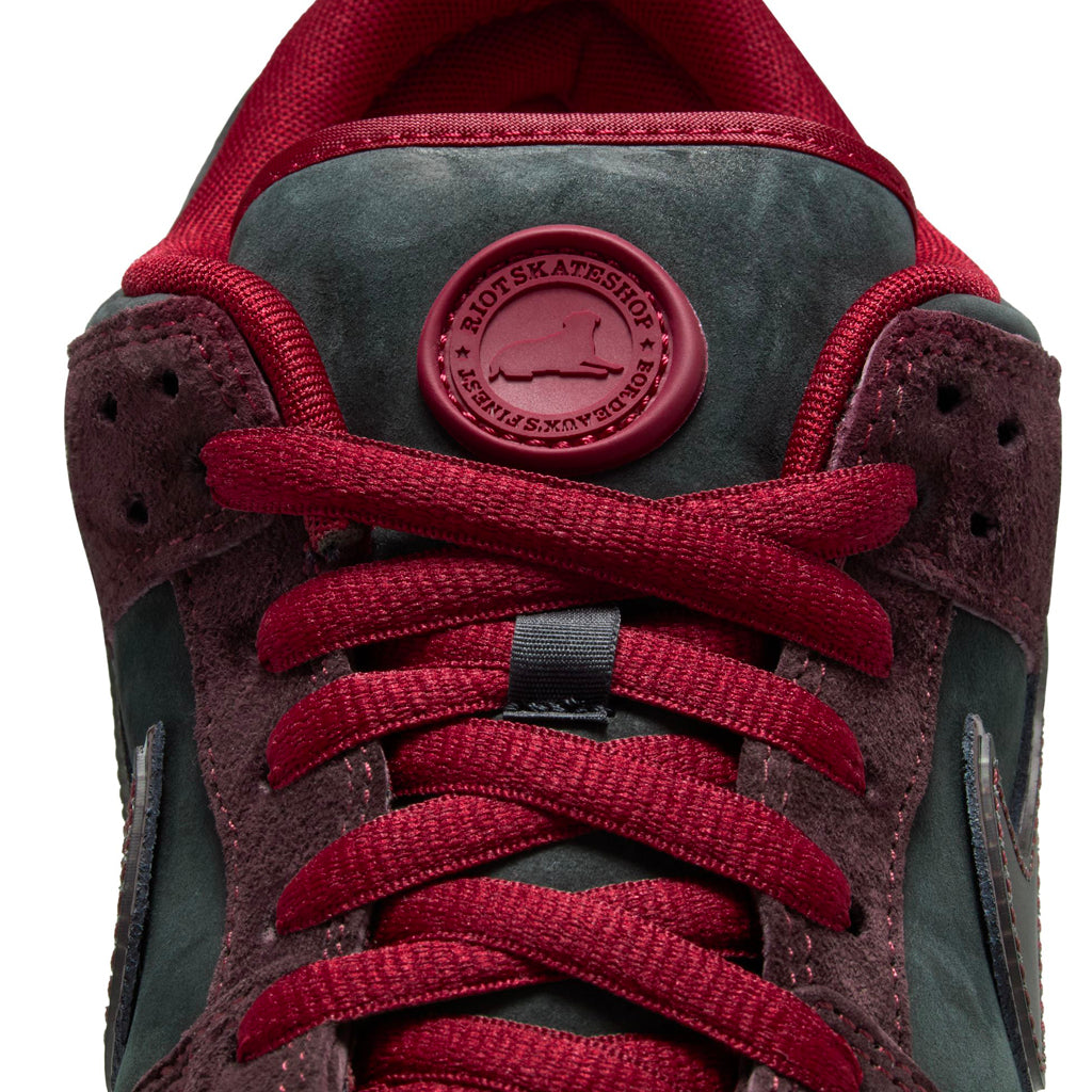 Nike SB x Riot Skateshop - Dunk Low - mahogany/dark beetroot